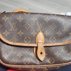 Louis vuitton authentic cross body bag